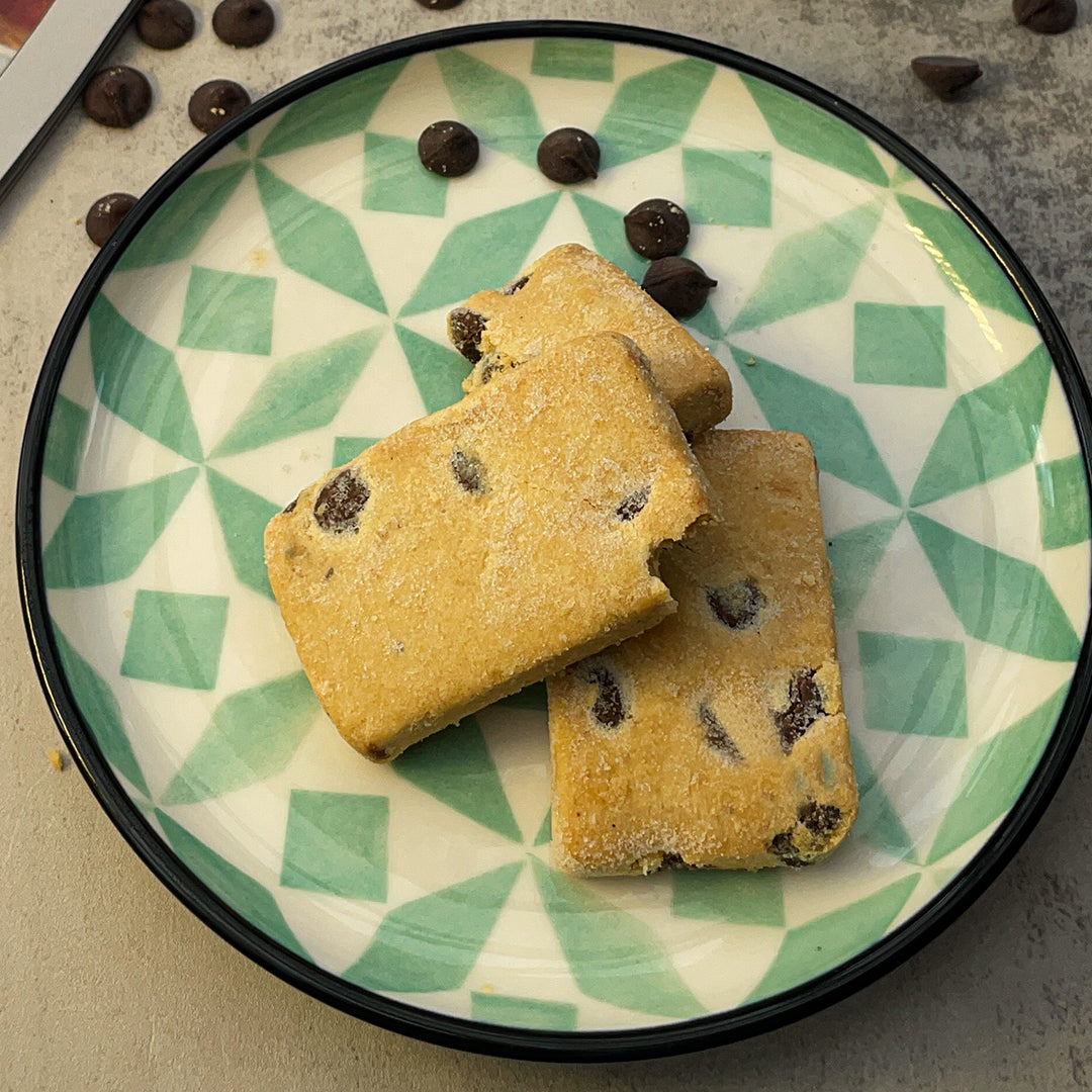 supplant chocolate chip shortbread on plate